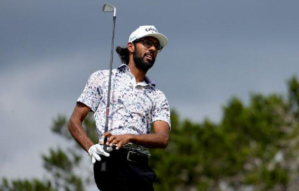Bhatia overcame a shoulder injury to take a 4-shot lead at the Texas Ope
