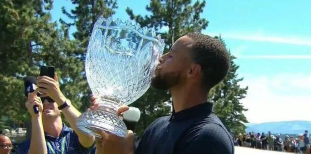 What's Curry's level of golf?