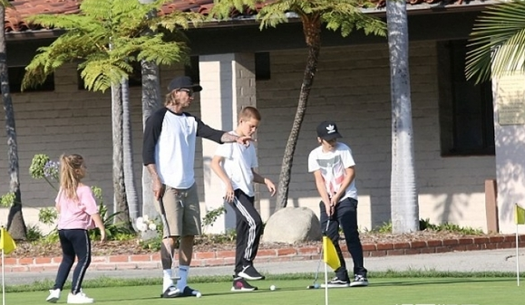 La superestrella del fútbol Beckham y el golf: raros momentos en familia