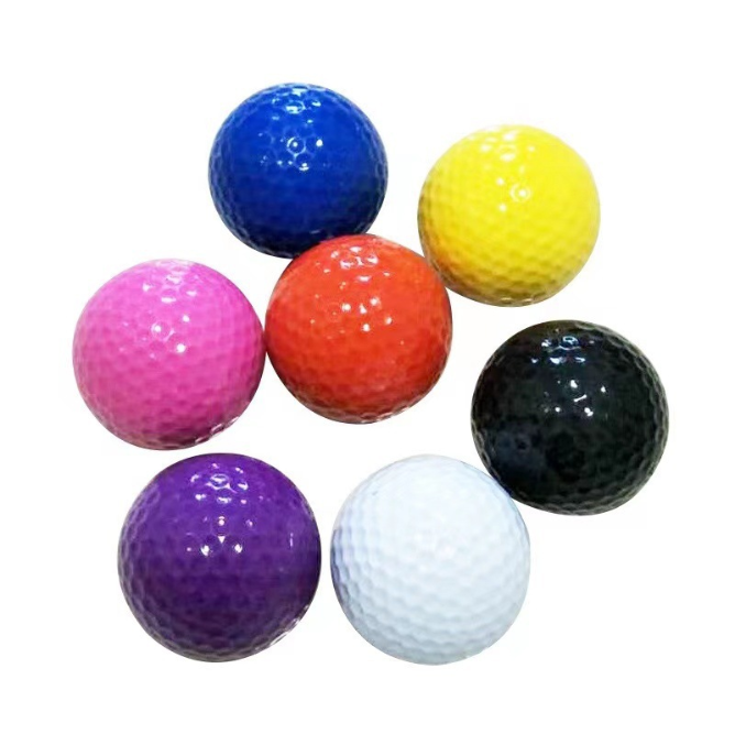 Une douzaine de balles de golf colorées de couleur aléatoire